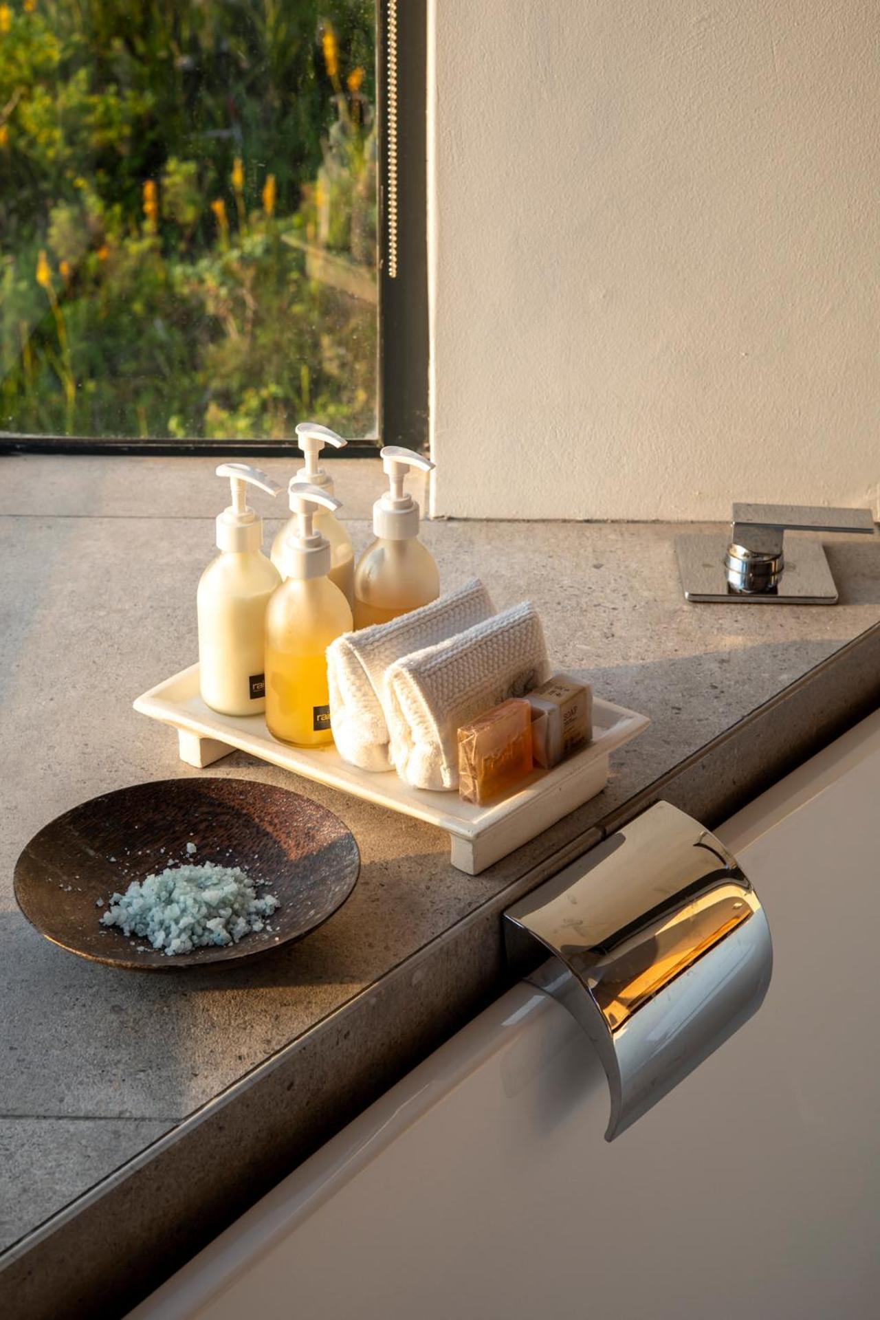 Ontherocksbb Solar Powered Guesthouse And Ocean Lodge Bettyʼs Bay Exterior foto